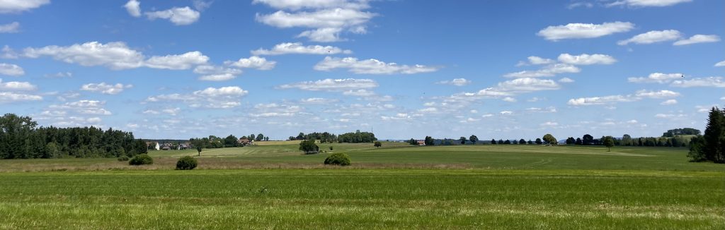 Kostenloser Modellbahn Hintergrund mit Wiese und blauem Himmel