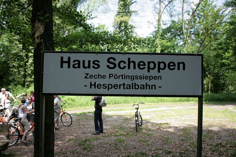 Essen Fischlaken Haltestelle Haus Scheppen 01 ies 768x512